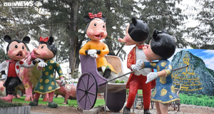 Độc đáo 'gia đình chuột' khổng lồ nắm tay nhau dạo phố Hải Phòng